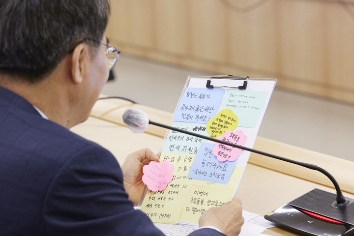 김동연 경기도지사가 22일 오전 경기도청 다목적회의실에서 열린 저출생 대응 인구해법 마련을 위한 토론회에서 직원들의 의견을 보고있다. (사진=경기도 제공) *재판매 및 DB 금지