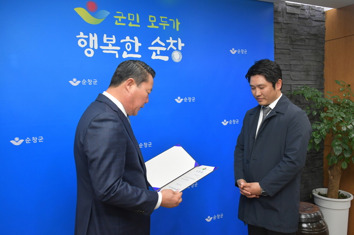 순창군 최영일 군수(왼쪽)와 손해사정법인 모두다의 이호 손해사정사 *재판매 및 DB 금지