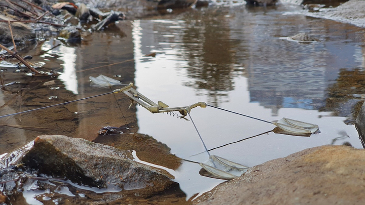 [수원=뉴시스] 아주대 연구팀이 개발한 수면 도약로봇. 스케일에 따라 수면에서 받을 수 있는 힘이 달라지기 때문에 소형 곤충에 비해 10배 이상 큰 스케일의 로봇으로 수면의 항력을 최대화시켜 도약하게 되면 기존의 작은 로봇들만 할 수 있는 수면도약을 더욱 높은 성능으로 구현할 수 있다. (사진=아주대 제공) 2023.03.22. photo@newsis.com *재판매 및 DB 금지