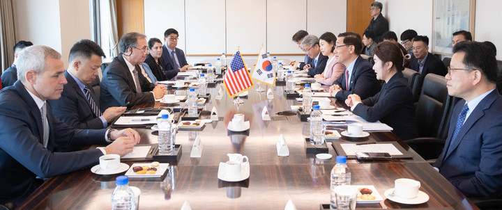 [서울=뉴시스] 어명소 국토교통부 제2차관이 22일 서울 모처에서 디미트리 쿠스니조브(Dimitri Kusnezov) 미국 국토안보부 과학기술담당 차관과 인천발 애틀란타 행 여객기 위탁수하물 원격검색시스템(CVAS)의 시범운영 방안과 항공보안장비 상호인정 계획을 논의하고 있다. (사진=국토교통부 제공) 2023.03.22. photo@newsis.com *재판매 및 DB 금지