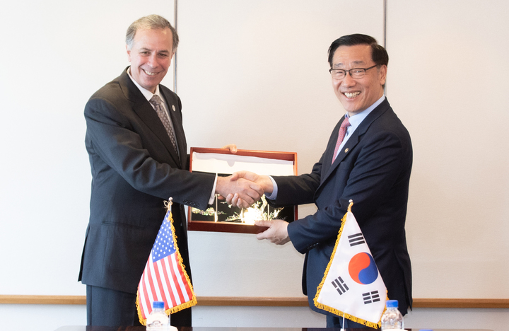 [서울=뉴시스] 어명소(오른쪽) 국토교통부 제2차관이 22일 서울 모처에서 디미트리 쿠스니조브(Dimitri Kusnezov) 미국 국토안보부 과학기술담당 차관과 인천발 애틀란타 행 여객기 위탁수하물 원격검색시스템(CVAS)의 시범운영 방안과 항공보안장비 상호인정 계획을 논의하기 전 악수를 하고 있다. (사진=국토교통부 제공) 2023.03.22. photo@newsis.com *재판매 및 DB 금지