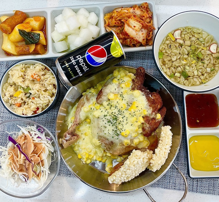 [포항=뉴시스] 강진구 기자 = 포스코 포항제철소(소장 이백희)는 매주 '전국 맛집투어'를 통해 구내식당 메뉴 고급화에 나서고 있다고 22일 밝혔다.사진은 서울 왕십리 누룽지 콘치즈닭 메뉴.(사진=포스코 제공) 2023.03.22.photo@newsis.com *재판매 및 DB 금지