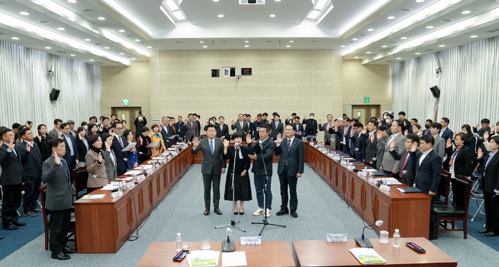 [제주=뉴시스] 22일 제주도청 본관 4층 탐라홀에서 ‘제주 관광 대도약을 위한 전략회의 및 실천 결의대회’ 참석자들이 ‘10만 관광인 관광객 환대 서비스 실천 결의대회’를 하고 있다. (사진=제주도 제공) 2023.03.22. photo@newsis.com *재판매 및 DB 금지