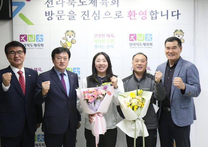 [전주=뉴시스] 왼쪽 두번째 정강선 회장, 가운데 공희용 선수. 2023.03.22 (사진= 전라북도체육회 제공) *재판매 및 DB 금지