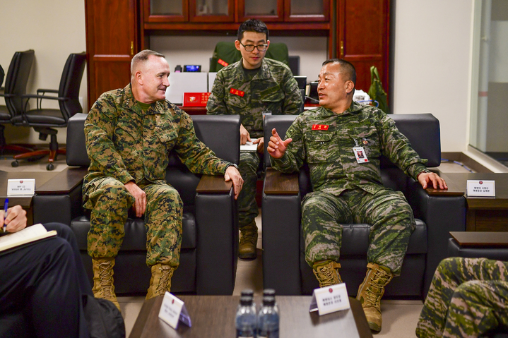 [서울=뉴시스] 김계환(오른쪽)해병대사령관과 윌리엄 져니(왼쪽) 미 태평양 해병부대 사령관이 22일 캠프무적 접견실에서 대담하고 있다. (사진=해병대) 2023.03.22. photo@newsis.com  *재판매 및 DB 금지