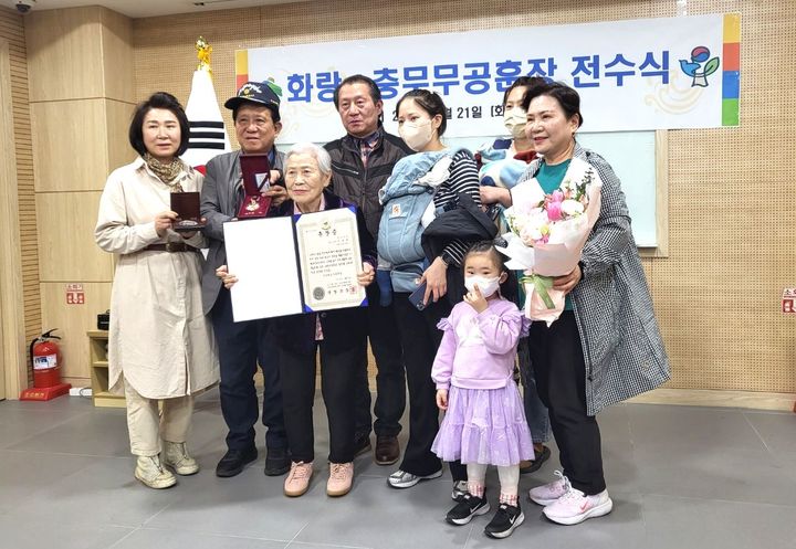 [서울=뉴시스]6·25 참전유공자 고(故) 윤흥용 일병 유족들.(사진=은평구 제공) *재판매 및 DB 금지