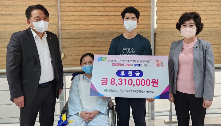 [청주=뉴시스] 이병찬 기자 = 김영환 충북지사(왼쪽)가 22일 충북대병원에서 겹쌍둥이 출산 후 하반신 마비 증세를 앓고 있는 30대 부부에게 후원금을 전달하고 있다.(사진=충북도 제공) 2023.03.22.photo@newsis.com *재판매 및 DB 금지