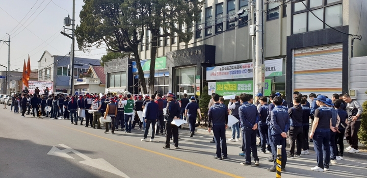 22일 오후 충북 제천 봉양농협 본점 앞에서 민주노총 충북지역본부 조합원들이 조합장의 갑질·횡포 등을 주장하며 규탄 결의대회를 진행하고 있다. (사진=독자 제공)  *재판매 및 DB 금지