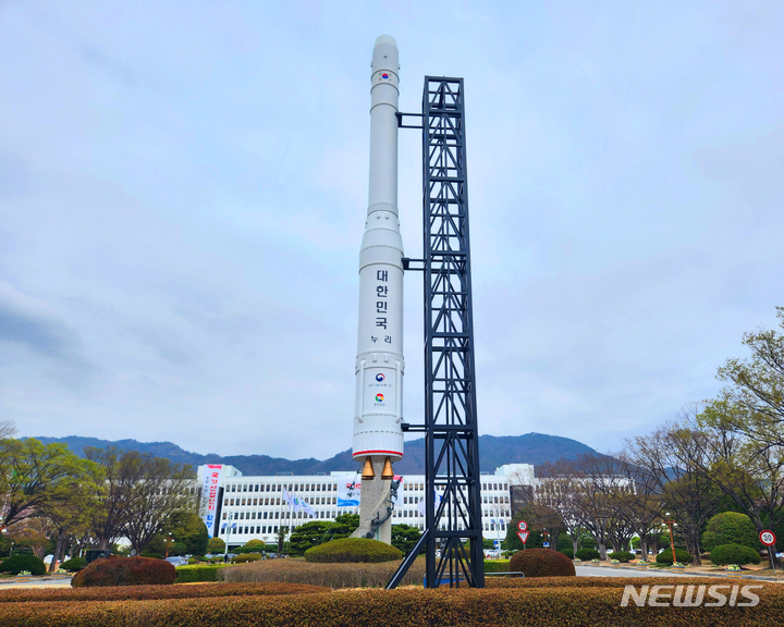 [창원=뉴시스] 홍정명 기자=22일 오후 경남도청 정문 입구에 설치된 누리호와 발사대 실물모형. 누리호 모형은 높이 12m, 발사대는 13m 규모로 제작됐다.(사진=경남도 제공) 2023.03.22. photo@newsis.com