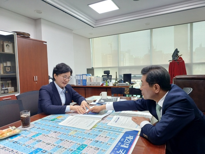 지역 현안설명하는 정인화 시장. 광양시 제공 *재판매 및 DB 금지