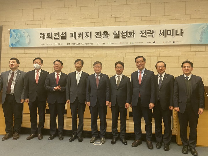 왼쪽 두 번째부터 신범철 국방부 차관, 김인중 농림축산식품부 차관, 박현출 한국스마트팜산업협회 회장, 방위산업진흥회 상무, 박선호 해외건설협회장, 어명소 국토교통부 제2차관, 이강훈 KIND 사장(사진 제공=해외건설협회) *재판매 및 DB 금지