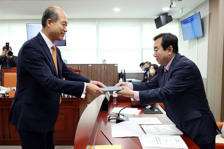 최창수 경기도농수산진흥원장 후보자(왼쪽)와 김성남 농정해양위원장. (사진=경기도의회 제공) *재판매 및 DB 금지