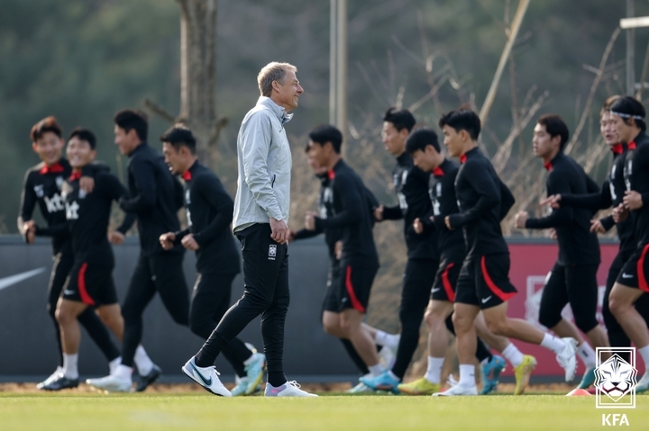 [서울=뉴시스]클린스만 감독이 훈련을 지켜보고 있다. (사진=대한축구협회 제공)