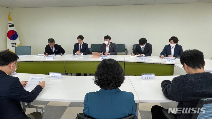 [창원=뉴시스] 홍정명 기자=22일 산업통상자원부 마산자유무역지역관리원 회의실에서 '마산자유무역지역 기업지원협의회'가 열리고 있다.(사진=경남도 제공) 2023.03.22. photo@newsis.com