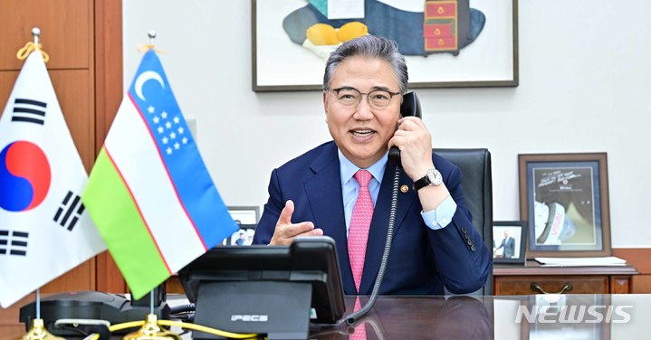 [서울=뉴시스]박진 외교부 장관은 22일 바흐티요르 사이도프 우즈베키스탄 외교장관대행과 첫 통화를 가졌다. (사진=외교부 제공) 2023.03.22. photo@newsis.com