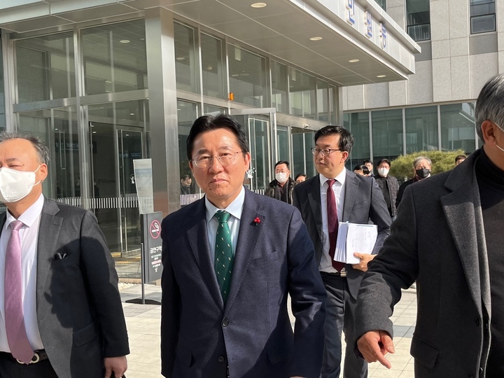 [천안=뉴시스] 박우경 기자=지난달 1일 지방선거 당시 공직선거법 위반 혐의를 받는 박경귀 아산시장이 재판을 마치고 법정을 나서고 있다. 2023.2.1. spacedust1@newsis.com *재판매 및 DB 금지