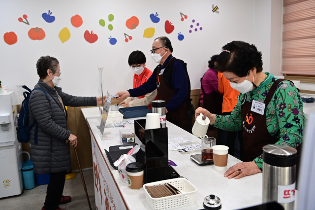 [대구=뉴시스] 대구시 동구보건소 치매안심센터는 22일 경증치매노인을 위한 '반짝 기억다방'을 열었다. (사진=대구시 동구 제공) 2023.03.22. photo@newsis.com *재판매 및 DB 금지