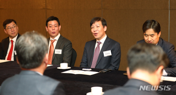 [서울=뉴시스] 김금보 기자 = 권오상 식품의약품안전처 차장이 22일 오전 서울 중구 소공동 롯데호텔서울에서 열린 '제7회 뉴시스 제약·바이오 포럼'에서 참석자들과 환담을 나누고 있다. 2023.03.22. kgb@newsis.com