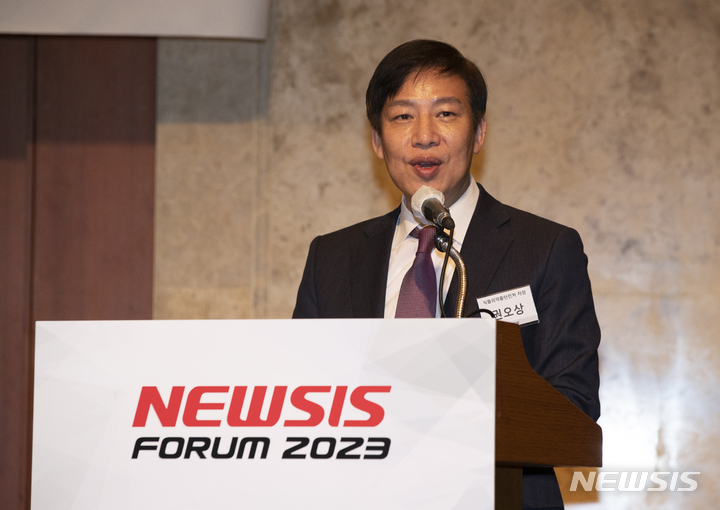 [서울=뉴시스] 김근수 기자 = 권오상 식품의약품안전처 차장이 22일 오전 서울 중구 소공동 롯데호텔서울에서 열린 제7회 뉴시스 제약·바이오 포럼'에서 축사를 하고 있다. 2023.03.22. ks@newsis.com