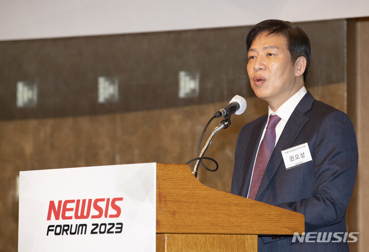 [서울=뉴시스] 김근수 기자 = 권오상 식품의약품안전처 차장이 22일 오전 서울 중구 소공동 롯데호텔서울에서 열린 제7회 뉴시스 제약·바이오 포럼'에서 축사를 하고 있다. 2023.03.22. ks@newsis.com