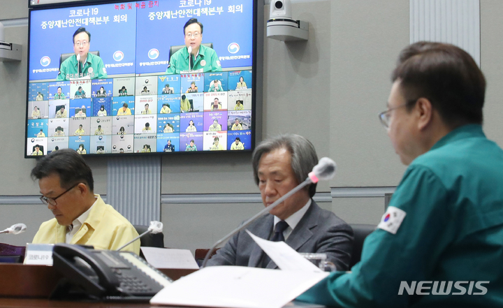 [서울=뉴시스] 김명원 기자 = 조규홍 중앙재난안전대책본부 1차장(보건복지부 장관)이 지난 22일 오전 서울 종로구 정부서울청사 행정안전부 서울상황센터에서 열린 코로나19 중앙재난안전대책본부(중대본) 회의에 참석해 발언하고 있다. 2023.03.22. kmx1105@newsis.com