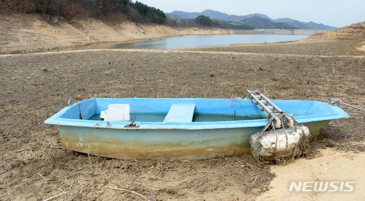[진안=뉴시스] 김얼 기자 = 전북지역에 비가 내리지 않아 가뭄이 이어지고 있는 22일 전북 진안군 용담댐 상류에 물이 없이 바닥이 드러나 있다. 2023.03.22. pmkeul@nwsis.com