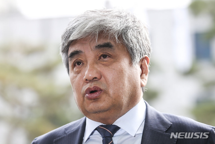 [서울=뉴시스] 정병혁 기자 = 종합편성채널 조선방송(TV조선) 재승인 심사 조작 의혹과 관련 피의자 신분으로 소환된 한상혁 방송통신위원장이 22일 오전 서울 도봉구 북부지방검찰청으로 출석하며 취재진의 질문에 답변하고 있다. 2023.03.22. jhope@newsis.com