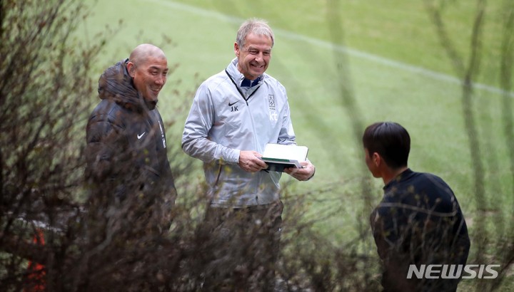 [파주=뉴시스] 김선웅 기자 = 위르겐 클린스만 축구대표팀 감독과 차두리 기술고문, 이강인이 22일 경기 파주시 축구 국가대표 트레이닝센터(NFC)에서 훈련 전 대화를 나누고 있다. 대표팀은 24일 콜롬비아, 28일 우루과이와의 평가전을 앞두고 있다. 2023.03.22. mangusta@newsis.com