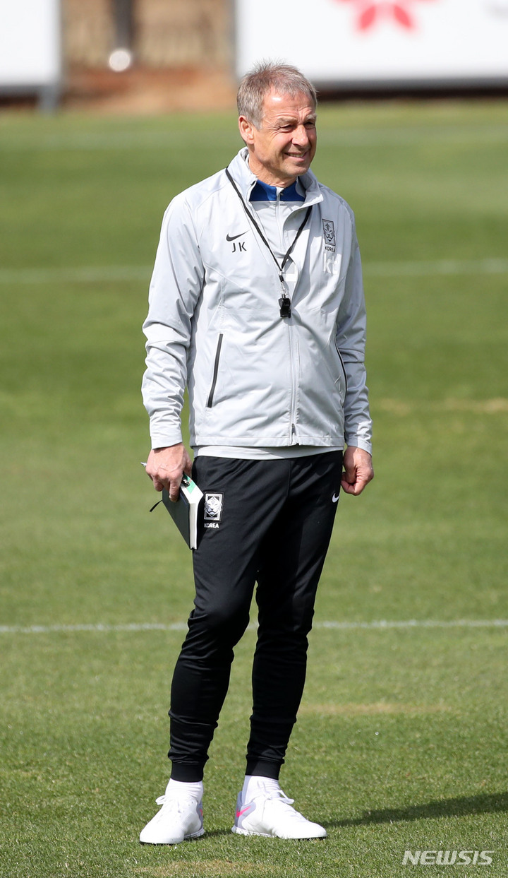 [파주=뉴시스] 김선웅 기자 = 위르겐 클린스만 축구대표팀 감독이 22일 경기 파주시 축구 국가대표 트레이닝센터(NFC)에서 훈련을 지도하고 있다. 대표팀은 24일 콜롬비아, 28일 우루과이와의 평가전을 앞두고 있다. 2023.03.22. mangusta@newsis.com