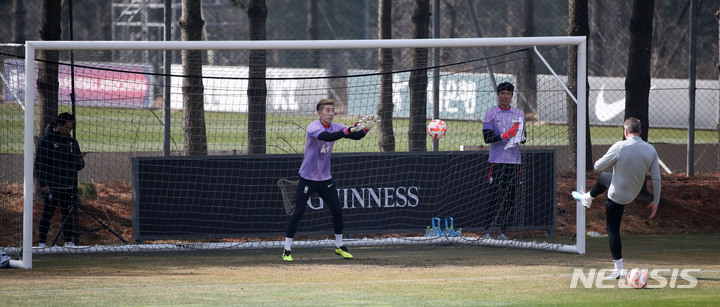 [파주=뉴시스] 김선웅 기자 = 축구대표팀 골키퍼 조현우가 22일 경기 파주시 축구 국가대표 트레이닝센터(NFC)에서 훈련을 하고 있다. 대표팀은 24일 콜롬비아, 28일 우루과이와의 평가전을 앞두고 있다. 2023.03.22. mangusta@newsis.com