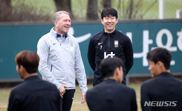 [파주=뉴시스] 김선웅 기자 = 축구대표팀 손흥민과 쾨프케 골키퍼 코치가 22일 경기 파주시 축구 국가대표 트레이닝센터(NFC)에서 훈련 전 대화를 나누고 있다. 대표팀은 24일 콜롬비아, 28일 우루과이와의 평가전을 앞두고 있다. 2023.03.22. mangusta@newsis.com
