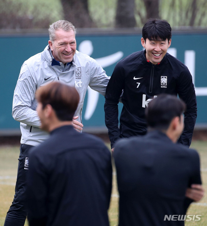 [파주=뉴시스] 김선웅 기자 = 축구대표팀 손흥민과 쾨프케 골키퍼 코치가 22일 경기 파주시 축구 국가대표 트레이닝센터(NFC)에서 훈련 전 대화를 나누고 있다. 대표팀은 24일 콜롬비아, 28일 우루과이와의 평가전을 앞두고 있다. 2023.03.22. mangusta@newsis.com