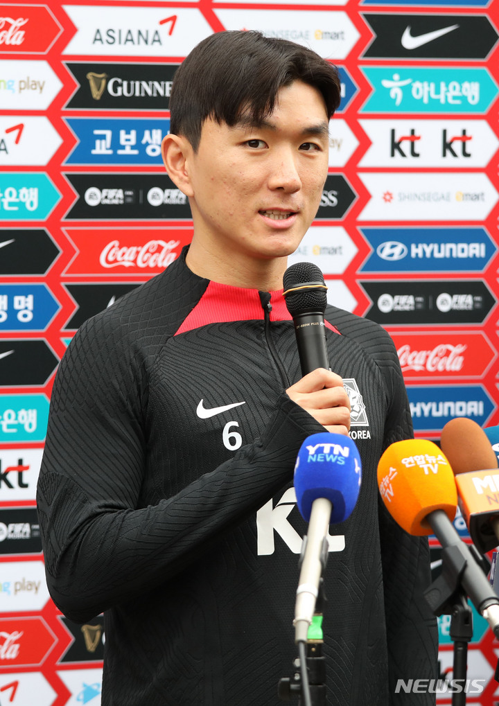 [파주=뉴시스] 김선웅 기자 = 축구대표팀 황인범이 22일 경기 파주시 축구 국가대표 트레이닝센터(NFC)에서 취재진과 인터뷰를 하고 있다. 대표팀은 24일 콜롬비아, 28일 우루과이와의 평가전을 앞두고 있다. 2023.03.22. mangusta@newsis.com