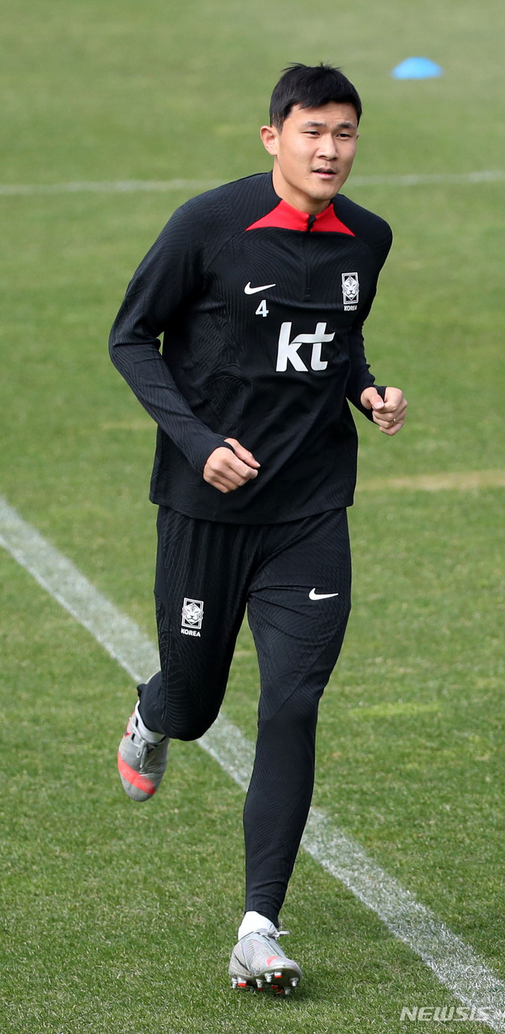 [파주=뉴시스] 김선웅 기자 = 축구대표팀 김민재가 22일 경기 파주시 축구 국가대표 트레이닝센터(NFC)에서 훈련을 하고 있다. 대표팀은 24일 콜롬비아, 28일 우루과이와의 평가전을 앞두고 있다. 2023.03.22. mangusta@newsis.com