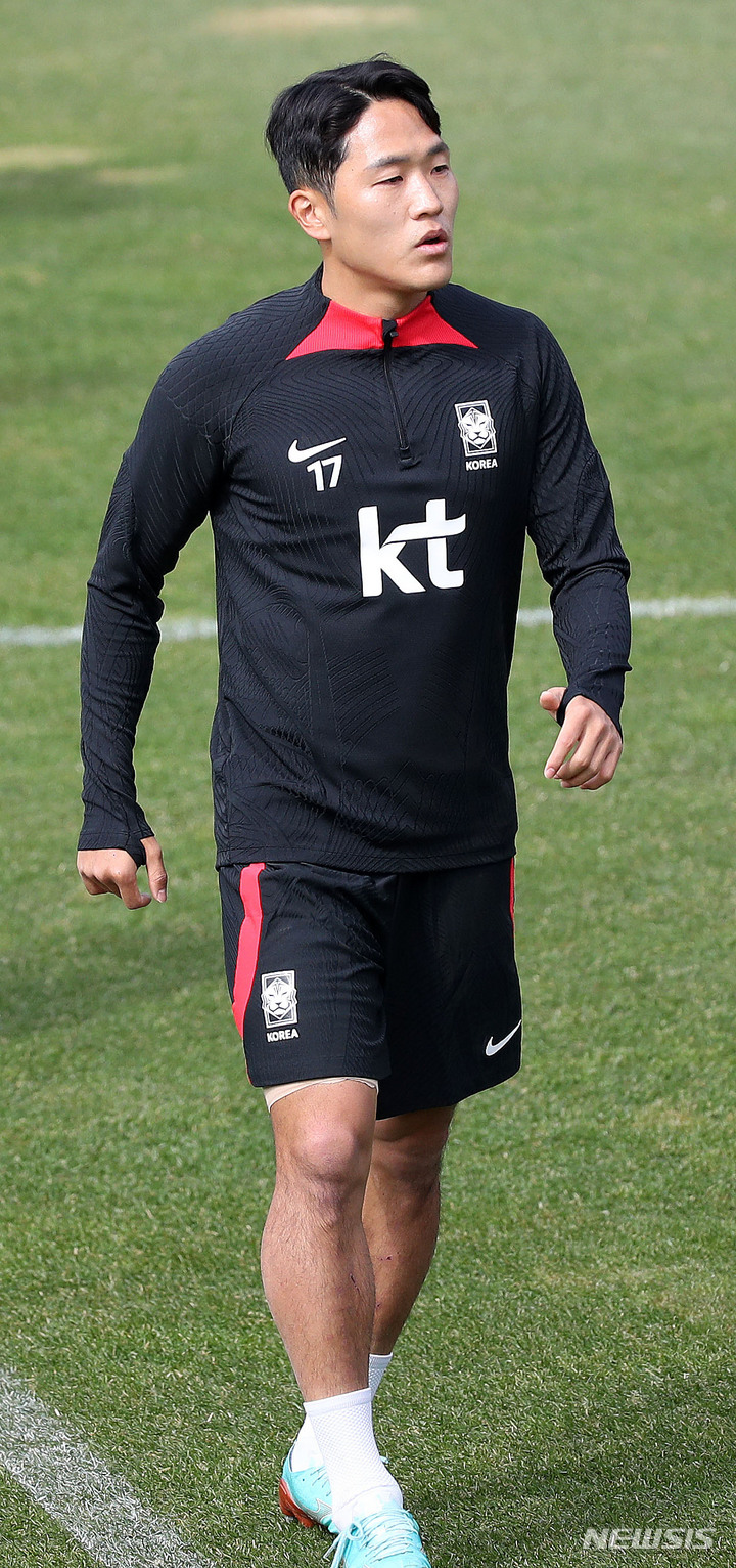 [파주=뉴시스] 김선웅 기자 = 축구대표팀 나상호가 22일 경기 파주시 축구 국가대표 트레이닝센터(NFC)에서 훈련을 하고 있다. 대표팀은 24일 콜롬비아, 28일 우루과이와의 평가전을 앞두고 있다. 2023.03.22. mangusta@newsis.com