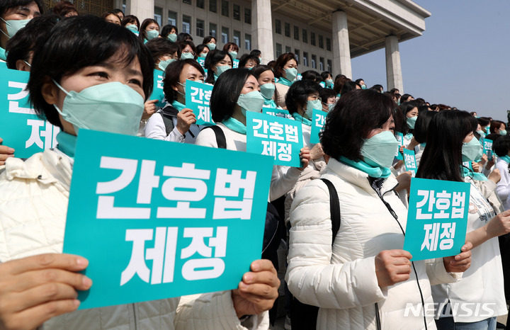 [서울=뉴시스] 추상철 기자 = 간호법 제정 추진 범국민운동본부가 22일 오전 서울 여의도 국회 본관 앞 계단에서 '민트엔젤 민심대장정 발대식'을 열고 간호법 제정을 촉구하고 있다. 2023.03.22. scchoo@newsis.com