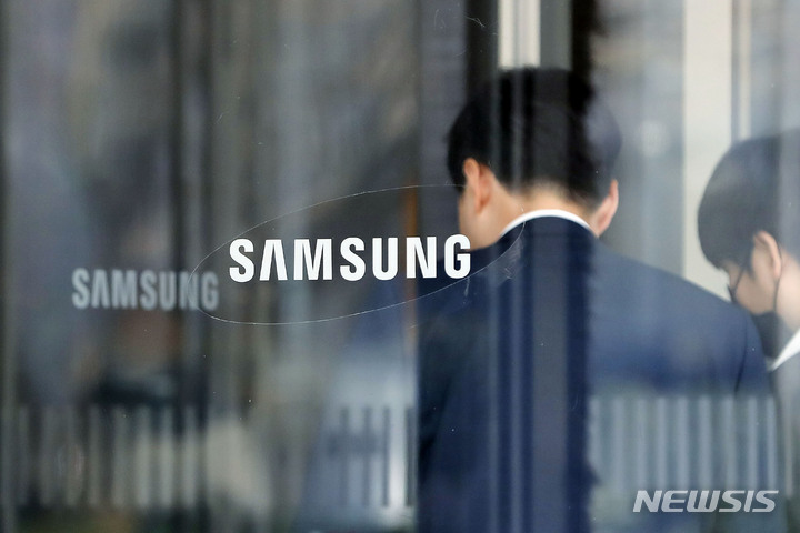 [서울=뉴시스] 최동준 기자 = 서울 서초구 삼성전자 사옥에서 직원들이 드나들고 있다. 2023.03.22. photocdj@newsis.com