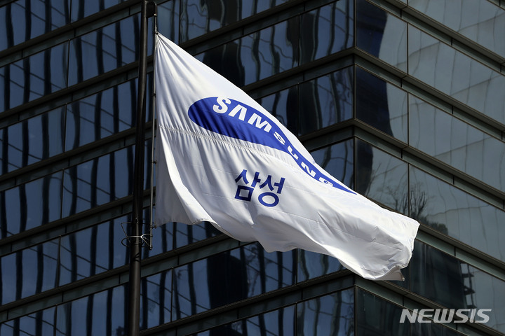 [서울=뉴시스] 최동준 기자 = 서울 서초구 삼성그룹 사옥 사기가 펄럭이고 있다. 023.03.22. photocdj@newsis.com