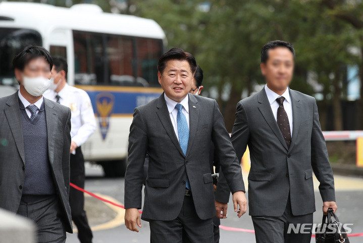 [제주=뉴시스] 우장호 기자 = 불법 선거운동을 한 혐의로 불구속 기소된 오영훈 제주지사가 22일 오후 제주지방법원에서 열린 공직선거법 및 정치자금법 위반 공판에 출석하고 있다. 2023.03.22. woo1223@newsis.com