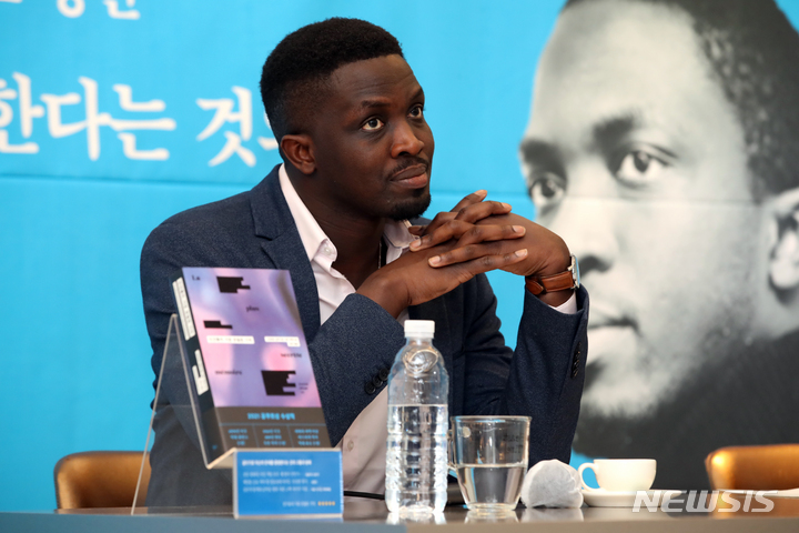 [서울=뉴시스] 박진희 기자 = 세네갈 작가 모하메드 음부가르 사르(Mohamed Mbougar Sarr)가 22일 서울 마포구 한 카페에서 장편소설 '인간들의 가장 은밀한 기억' 출간 기자간담회를 하고 있다. '인간들의 가장 은밀한 기억'은 작가의 네 번째 장편소설이며, 2021년 공쿠르상을 수상했다. 1921년 '바투알라'로 공쿠르상을 수상한 마르티니크 출신의 르네 마랑 이후 정확히 100년 만의 흑인 작가 수상이다. 사하라 사막 이남 아프리카 출신 작가의 역대 최초 수상이고, 1976년 파트리크 그랑빌(29세) 이후 역대 최연소 수상(31세)이다. 2023.03.22. pak7130@newsis.com