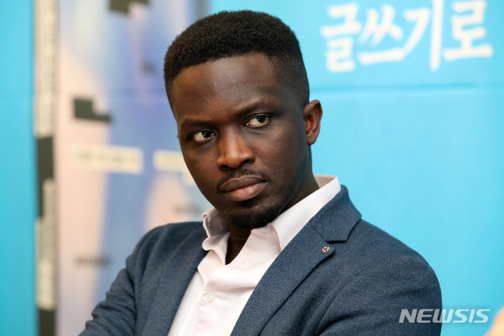 [서울=뉴시스] 박진희 기자 = 세네갈 작가 모하메드 음부가르 사르(Mohamed Mbougar Sarr)가 22일 서울 마포구 한 카페에서 장편소설 '인간들의 가장 은밀한 기억' 출간 기자간담회를 하고 있다. '인간들의 가장 은밀한 기억'은 작가의 네 번째 장편소설이며, 2021년 공쿠르상을 수상했다. 1921년 '바투알라'로 공쿠르상을 수상한 마르티니크 출신의 르네 마랑 이후 정확히 100년 만의 흑인 작가 수상이다. 사하라 사막 이남 아프리카 출신 작가의 역대 최초 수상이고, 1976년 파트리크 그랑빌(29세) 이후 역대 최연소 수상(31세)이다. 2023.03.22. pak7130@newsis.com