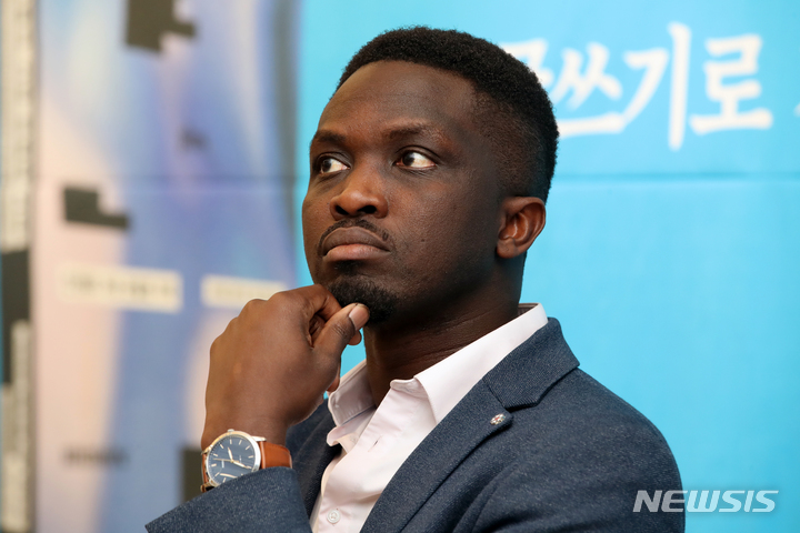 [서울=뉴시스] 박진희 기자 = 세네갈 작가 모하메드 음부가르 사르(Mohamed Mbougar Sarr)가 22일 서울 마포구 한 카페에서 장편소설 '인간들의 가장 은밀한 기억' 출간 기자간담회를 하고 있다. '인간들의 가장 은밀한 기억'은 작가의 네 번째 장편소설이며, 2021년 공쿠르상을 수상했다. 1921년 '바투알라'로 공쿠르상을 수상한 마르티니크 출신의 르네 마랑 이후 정확히 100년 만의 흑인 작가 수상이다. 사하라 사막 이남 아프리카 출신 작가의 역대 최초 수상이고, 1976년 파트리크 그랑빌(29세) 이후 역대 최연소 수상(31세)이다. 2023.03.22. pak7130@newsis.com