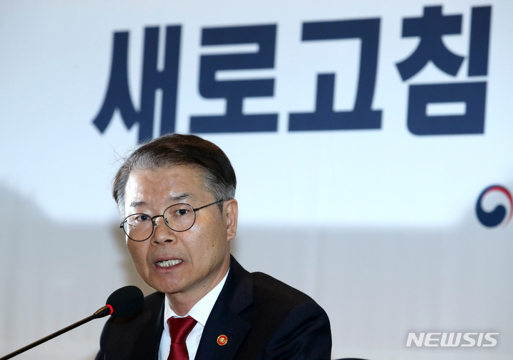 [서울=뉴시스] 조성우 기자 = 이정식 고용노동부 장관이 지난 22일 오후 서울 중구 프레지던트호텔에서 열린 새로고침 노동자협의회 간담회에서 발언하고 있다. 2023.03.22. xconfind@newsis.com