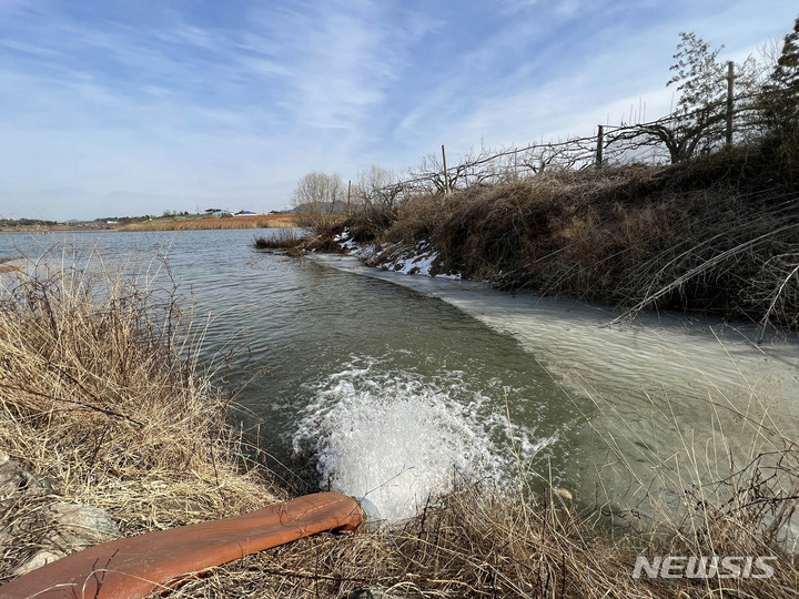 [나주=뉴시스] 농어촌공사 전남지역본부가 가뭄 극복을 위해 나주 용궁제에 양수저류 방식으로 물을 채우고 있다. (사진=농어촌공사 제공) 2023.03.22. photo@newsis.com