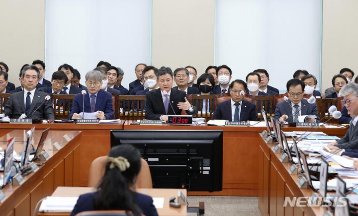 [서울=뉴시스] 이영환 기자 = 한창섭 행정안전부 장관 직무대행이 22일 오후 서울 여의도 국회에서 열린 행정안전위원회 전체회의에서 의원들의 질의에 답하고 있다. 2023.03.22. 20hwan@newsis.com