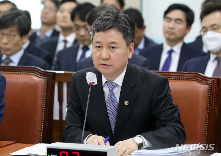 [서울=뉴시스]한창섭 행정안전부 장관 직무대행이 지난 22일 오후 서울 여의도 국회에서 열린 행정안전위원회 전체회의에서 의원들의 질의에 답하고 있다. 2023.03.22. 20hwan@newsis.com