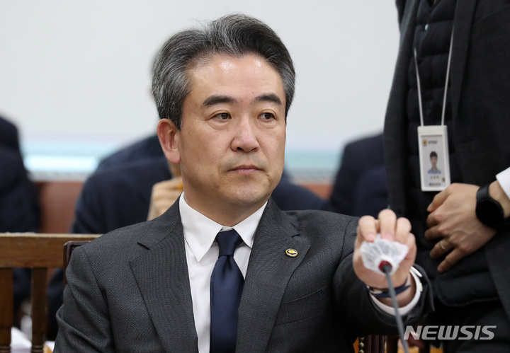 [서울=뉴시스] 이영환 기자 = 윤희근 경찰청장이 22일 오후 서울 여의도 국회에서 열린 행정안전위원회 전체회의에서 마이크를 만지고 있다. 2023.03.22. 20hwan@newsis.com