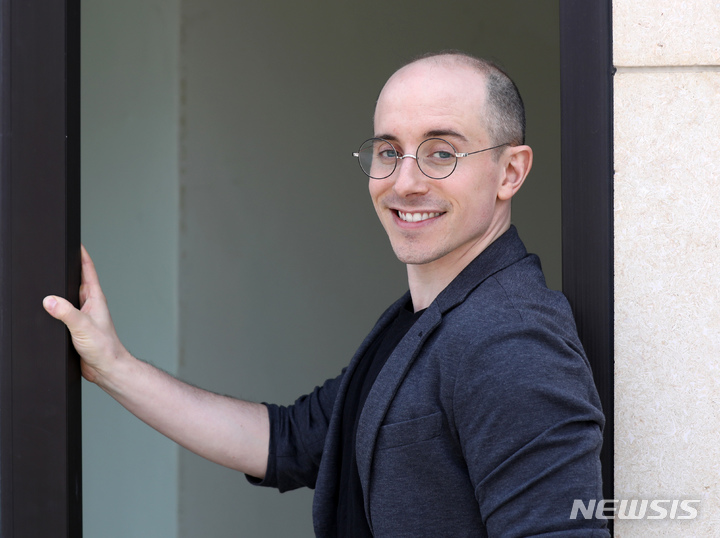 [서울=뉴시스] 조수정 기자 = 최근 연예기획사 '웨이브엔터테인먼트'를 설립한 미국 출신 방송인 타일러 라쉬가 지난 20일 오후 서울 이태원 사옥에서 뉴시스와 인터뷰에 앞서 포즈를 취하고 있다.2023.04.03.chocrystal@newsis.com