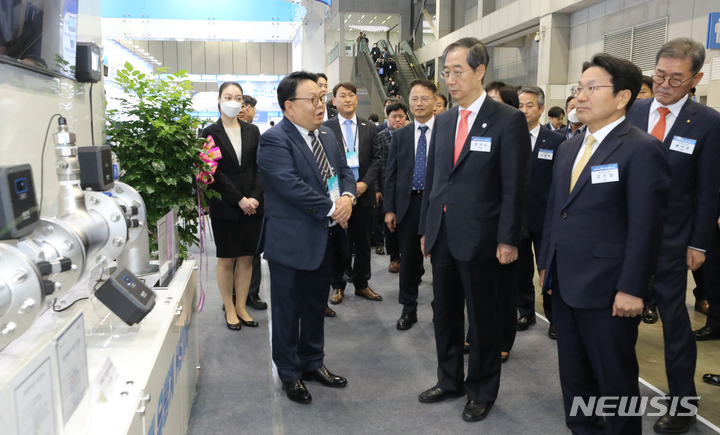 [고양=뉴시스] 한덕수 국무총리가 지난 22일 경기 고양시 킨텍스 제2전시장에서 열린 세계 물의 날 기념식을 마친후 제20회 국제물산업박람회(Water Korea 2023)를 찾아 전시부스를 둘러보고 있다. 2023.03.22. kmx1105@newsis.com