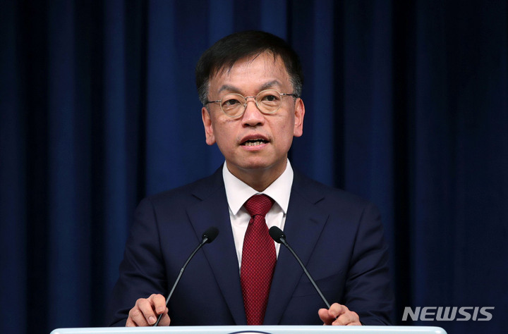 [서울=뉴시스] 홍효식 기자 = 최상목 대통령실 경제수석이 22일 서울 용산 대통령실 청사 브리핑룸에서 미국 반도체법 가드레일 조항과 공동주택 공시가격 관련 브리핑을 하고 있다. 2023.03.22. yesphoto@newsis.com